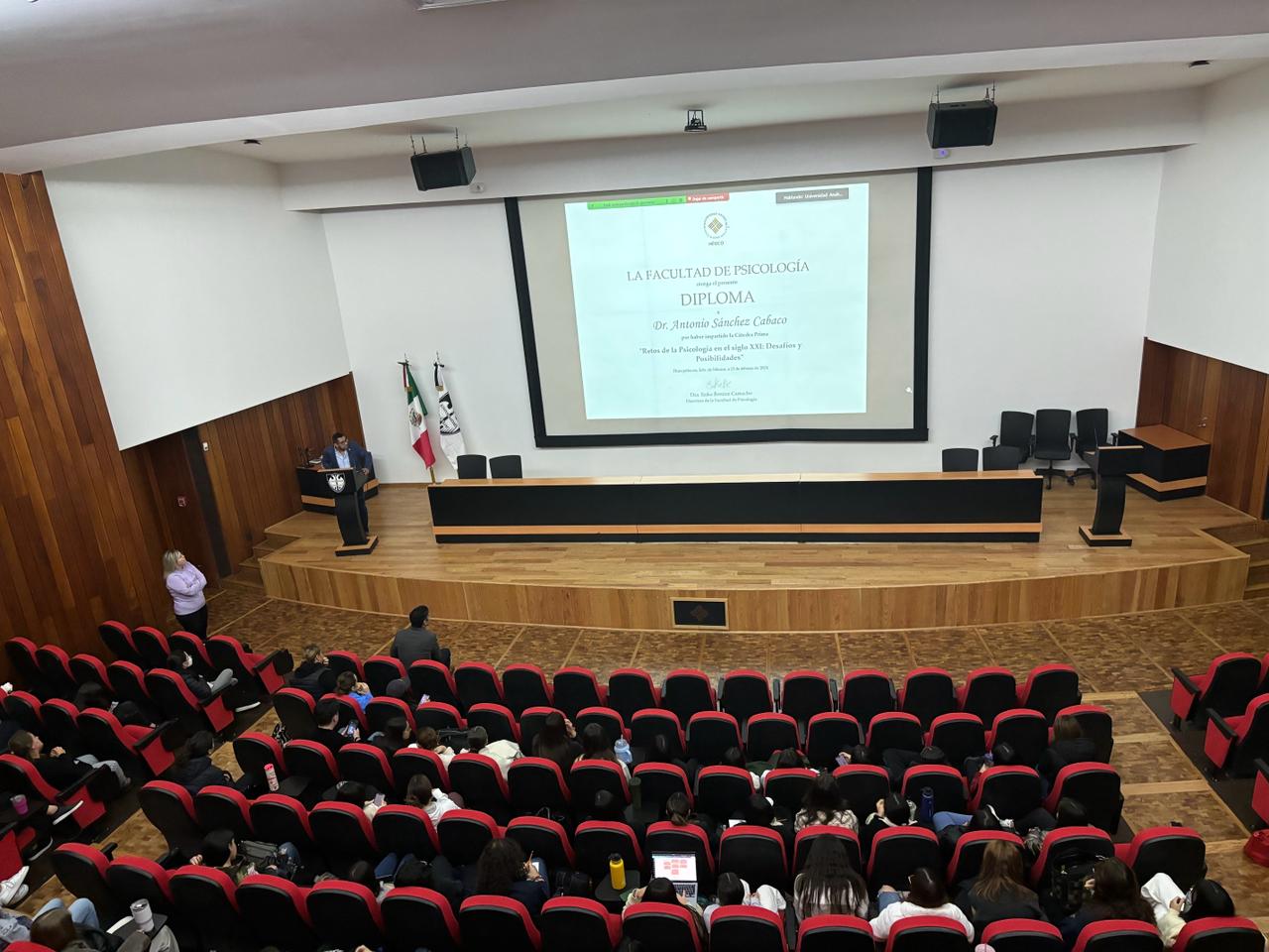 El docente e investigador participó con una conferencia virtual en la que habló a los alumnos sobre los retos de la psicología en el siglo XXI.