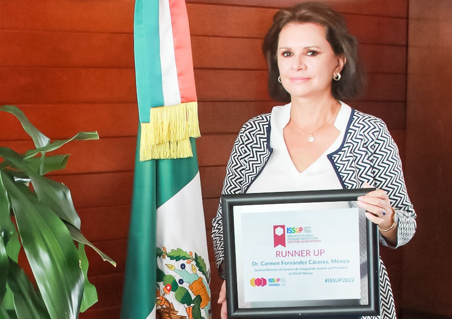 Dra. Carmen Cáceres recibe premio ISSUP