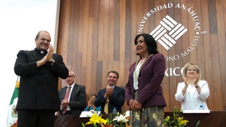 Mtra. María Teresa Araiza recibe de manos de nuestro Rector Dr. Cipriano Sánchez García, L.C. la Medalla al Mérito Académico.