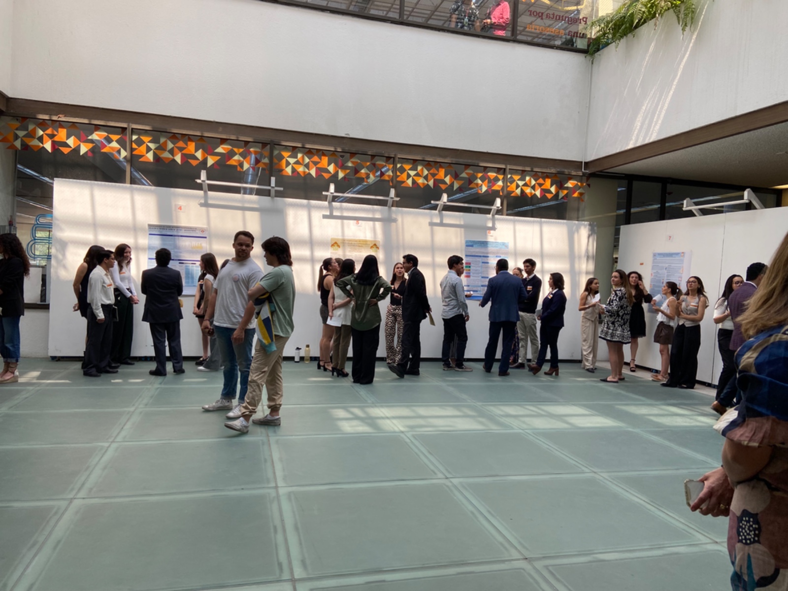 En este evento se presentaron los resultados de proyectos de investigación de quienes cursaron el Prácticum de Investigación en ambos campus de la Facultad de Psicología.