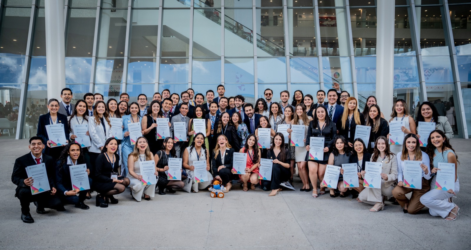 Un total de 17 egresados de la Licenciatura en Psicología fueron galardonados en el Centro de Congresos de Querétaro por su desempeño en la prueba.