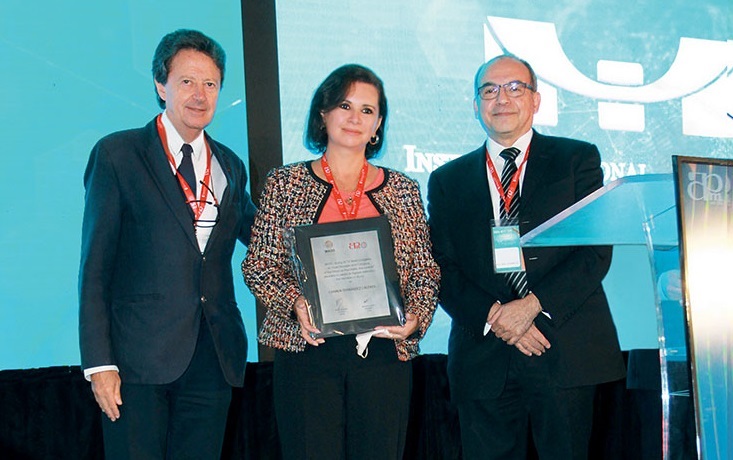 Dra. Carmen Cáceres miembro honorario de la WADD