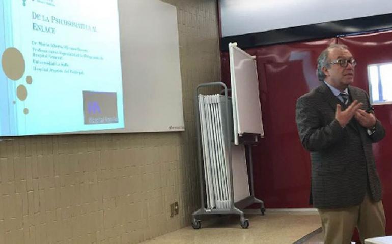 El Dr. Mario Alberto Olivares imparte conferencia en nuestra Facultad de Psicología