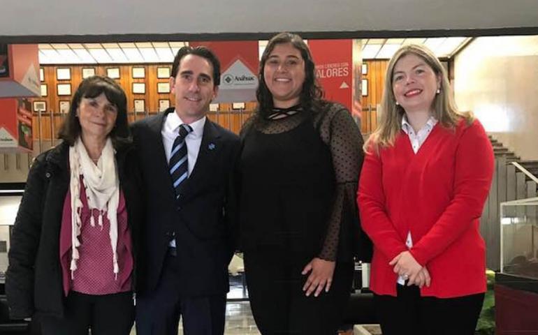 Presidente de la fundación Iluminémonos de Azul dicta conferencia sobre autismo