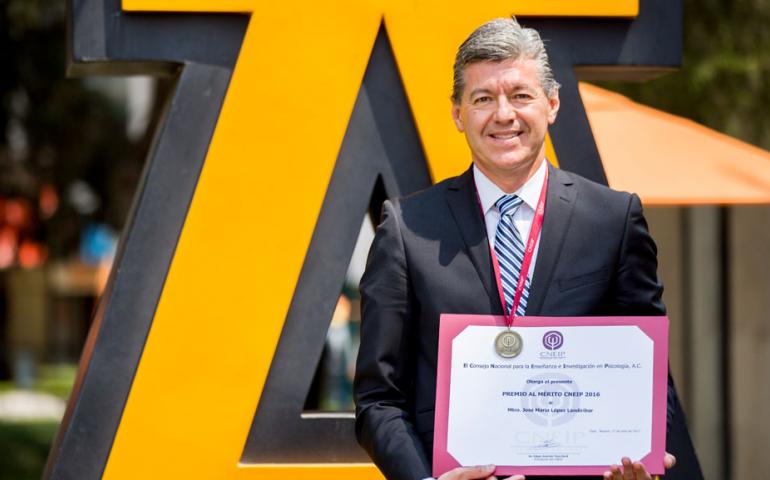 Recibe el Mtro. López Landiribar el Premio al Mérito CNEIP 2016 