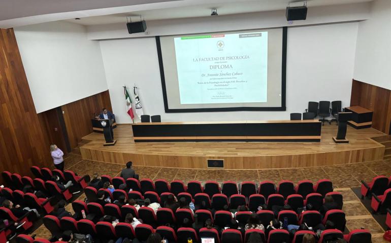 El docente e investigador participó con una conferencia virtual en la que habló a los alumnos sobre los retos de la psicología en el siglo XXI.