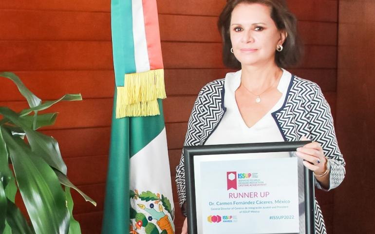 Dra. Carmen Cáceres recibe premio ISSUP