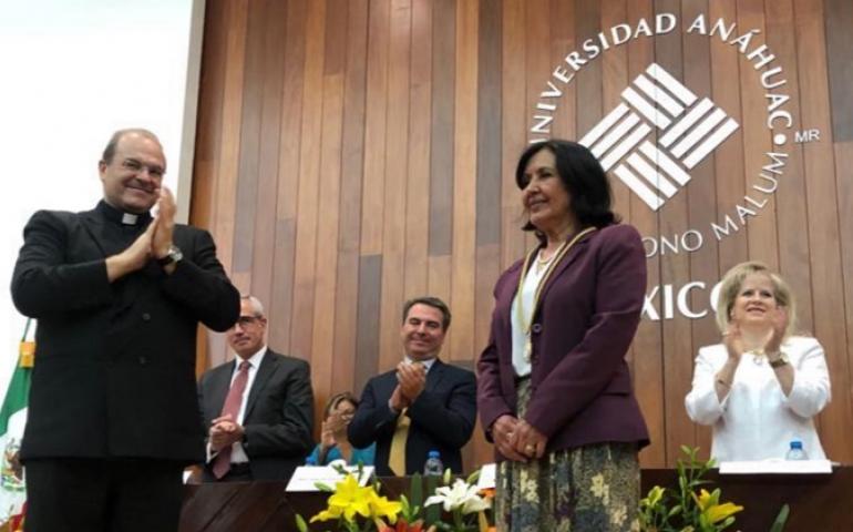 Mtra. María Teresa Araiza recibe de manos de nuestro Rector Dr. Cipriano Sánchez García, L.C. la Medalla al Mérito Académico.