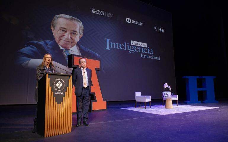 Con la asistencia de 1,000 participantes, el destacado ponente ofreció un importante curso en el Centro Cultural Mexiquense Anáhuac. 