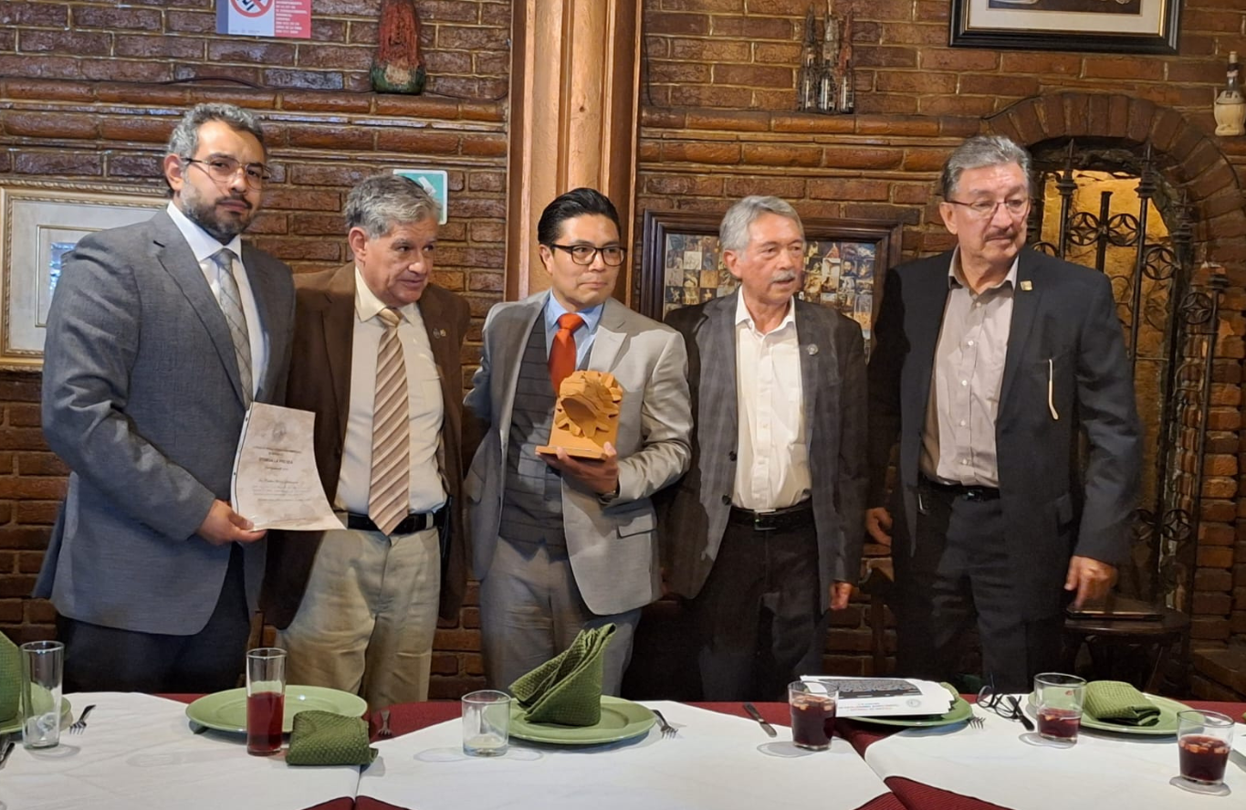 Reconocen con la presea Quetzalcóatl 2023 al doctor Carlos Pérez Almazán