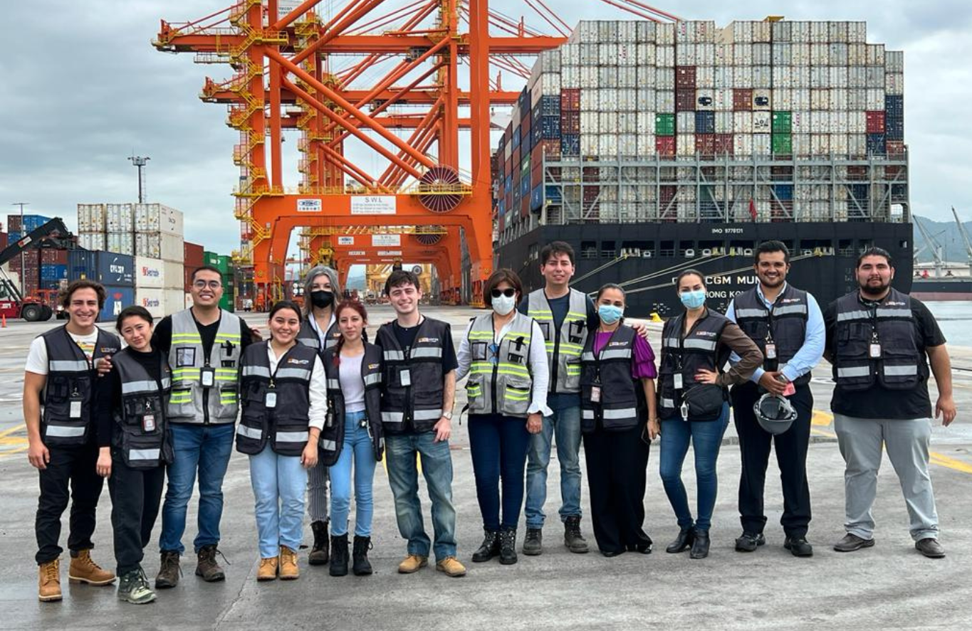 Alumnos de Responsabilidad Social realizan práctica de campo en el puerto de Manzanillo, Colima