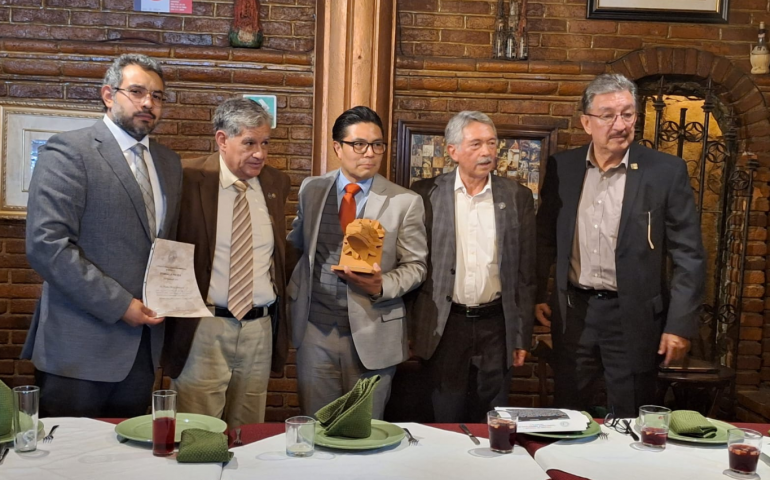 Reconocen con la presea Quetzalcóatl 2023 al doctor Carlos Pérez Almazán 