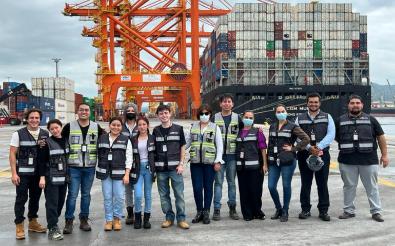 Alumnos de Responsabilidad Social realizan práctica de campo en el puerto de Manzanillo, Colima