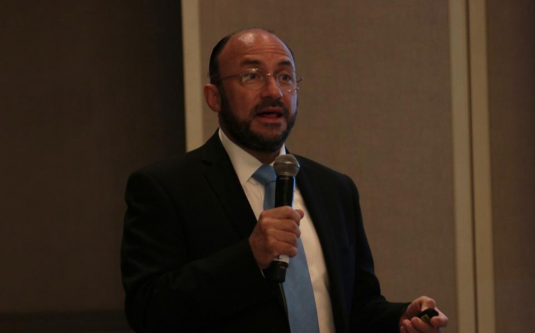 Carlos Lepe imparte ponencia sobre integridad académica en evento organizado por Turnitin