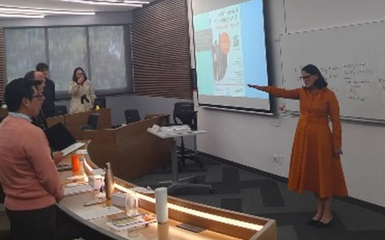 Lorena Miranda obtiene mención honorífica