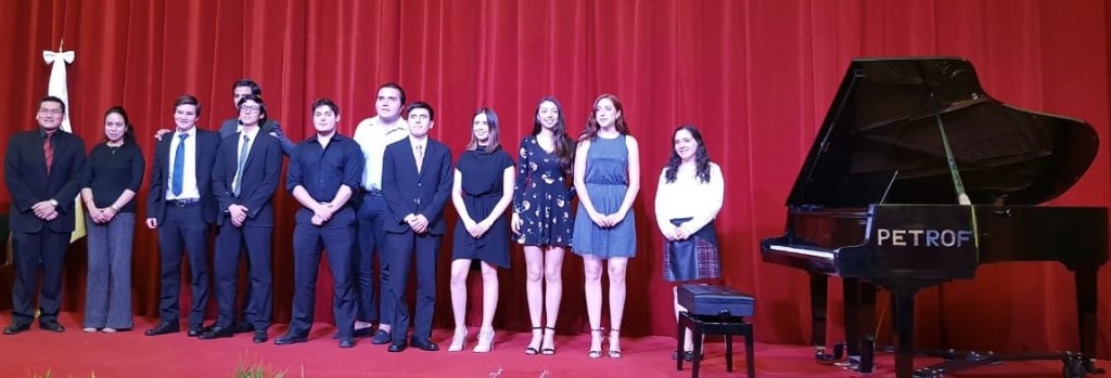 Martin Vargas y demas alumnos pianistas