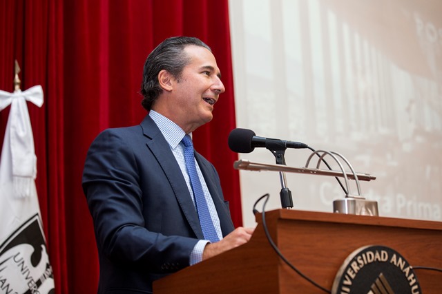 El pasado 21 de agosto, el Mtro. José Carlos Azcárraga Andrade (Ing. Industrial, gen. ’87), director general de Grupo Posadas, dictó la Cátedra Prima y junto con nuestro Rector, el Dr. Cipriano Sánchez García, L.C., como símbolo del compromiso de colaboración académica institucional, firmó la Cátedra Corporativa Anáhuac - Grupo Posadas, con el objetivo de realizar acciones de colaboración, intercambio y apoyo mutuo.