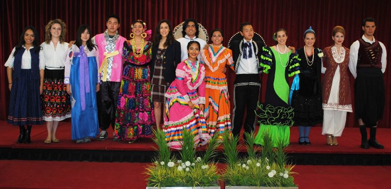  El pasado 14 de marzo se llevó ¨La Feria de las Culturas¨, organizada por las Sociedades de Alumnos de Gastronomía, Lenguas, Relaciones Internacionales, y el Programa de Liderazgo en Artes “CULMEN”, con la importante colaboración de la Asociación de Cónyuges de Diplomáticos en México (ACD).
