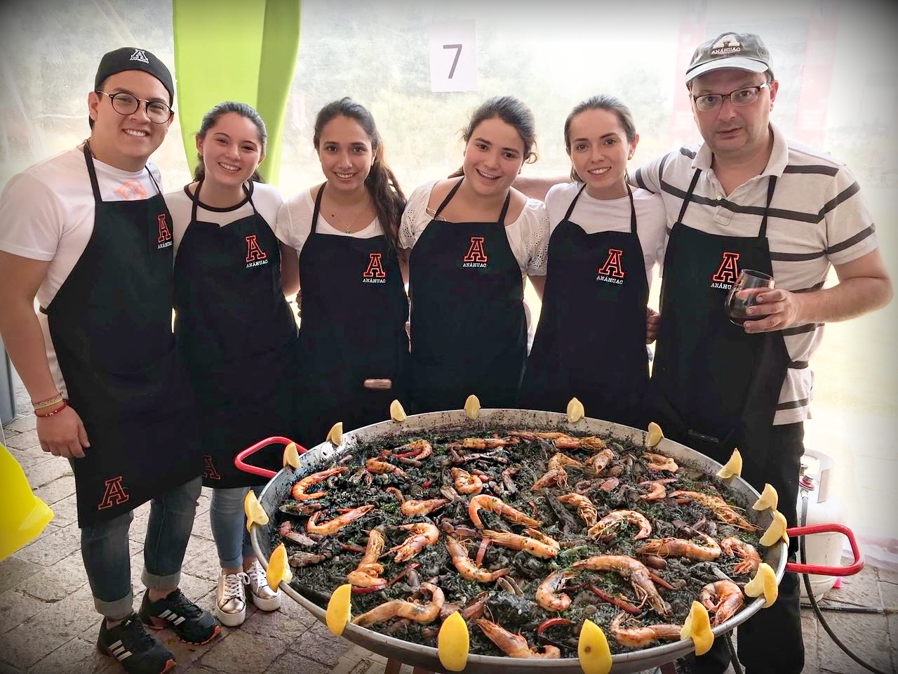 El equipo integrado por alumnos del Campus Sur y un egresado ganó el concurso con una paella negra de la región de Cataluña