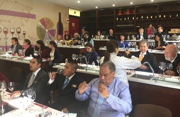 Como una actividad de vinculación entre miembros de la comunidad Anáhuac, la Facultad de Turismo y Gastronomía ofreció una cata por parte de la Denominación de Origen de La Rioja, el pasado 31 de mayo, en la que estuvo presente el Dr. Cipriano Sánchez García, Rector de nuestra Universidad.