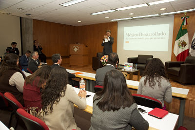 El pasado 10 de abril, la Universidad Anáhuac México Campus Sur recibió al Lic. Enrique de la Madrid Cordero, titular de la Secretaría de Turismo (Sectur), quién presentó en el Auditorio Edith Stein su libro México en la generación del desarrollo.