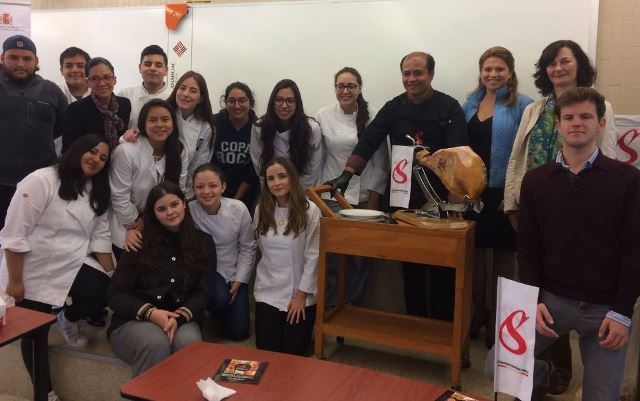 Dentro de las jornadas académicas ofrecidas por la Embajada de España en México, durante la semana del 7 al 11 de mayo en Campus Norte, se llevaron a cabo diversos talleres de corte de jamón serrano, así como catas de aceite de oliva y de vinos.