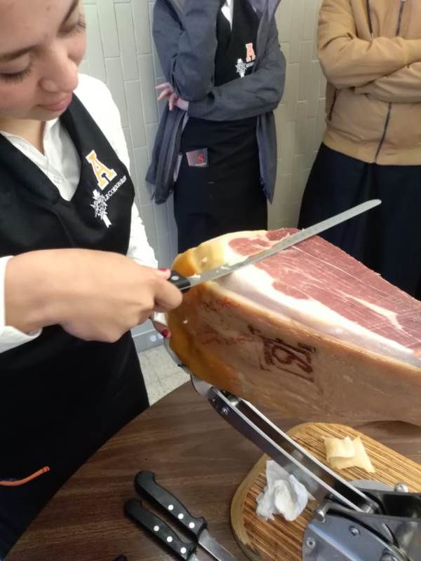 Corte de jamón serrano en las jornadas académicas de España en la Facultad