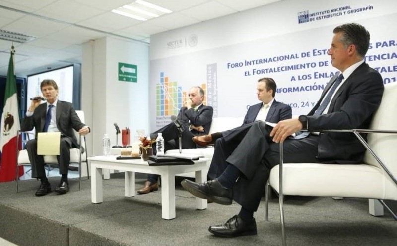 El Dr. Francisco Madrid participando en un foro de estadísticas