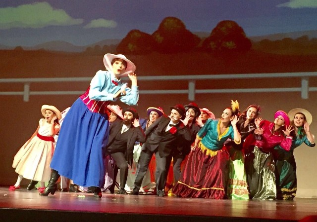 Las Maestras Charyn López, Claudia Córdova e Ileana Olvera, participarón junto con un grupo de 100 madres de familia en la presentación de la obra de teatro "Mary Poppins".