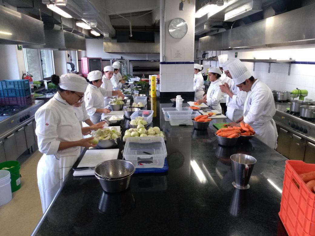 La Facultad de Turismo y Gastronomía y Le Cordon Bleu participaron nuevamente con La Tablée des Chefs en la producción de casi 4,000 porciones de comida.