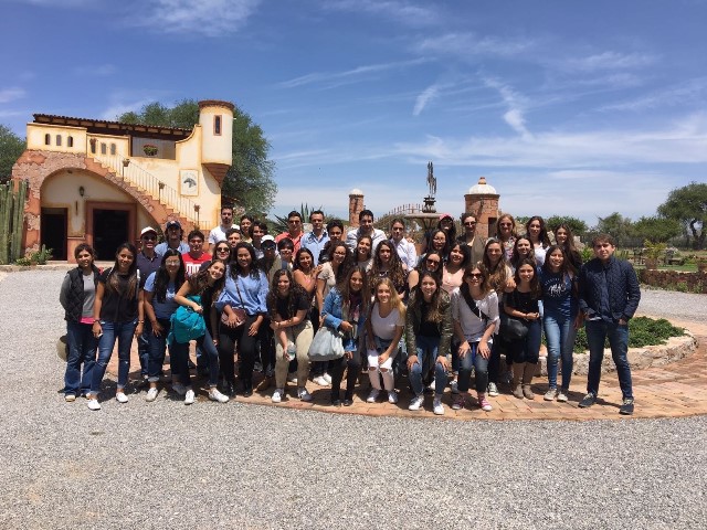 Los alumnos de que cursan la asignatura "Fundamentos de cata", impartida por las profesoras Nora Grillone y Berenice Madrigal, realizaron una visita al Viñedo Anáhuac (ubicado en los Viñedos Azteca) y a la Finca Sala Vivé Freixenet, el pasado miércoles 26 de abril.