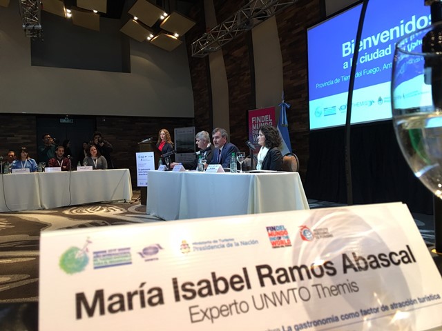 La Dra. Marisa Ramos, Coordinadora de la Maestría en Dirección de Negocios Gastronómicos, fue una de los tres expertos que impartieron el curso “La Gastronomía Como Factor de Atracción Turística” organizado por la Organización Mundial del Turismo – Fundación Themis, en la ciudad de Ushuaia, Argentina.