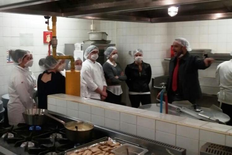 El pasado jueves 9 de febrero de 2017, bajo la coordinación de la Mtra. Paulina Portillo Córdova, alumnos de las licenciaturas en Dirección Internacional de Hoteles y Dirección de Restaurantes, cursando la asignatura “Servicio de Alimentos”, realizaron una visita al comedor industrial (FILOA) y comedor ejecutivo del Corporativo del grupo financiero Citibanamex, ubicado en Santa Fe.