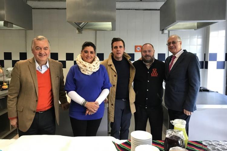 El pasado 22 de noviembre, el Chef Miguel Caño visitó las instalaciones del nuevo laboratorio de cocina de vanguardia experimental ubicadas en el Campus Sur.