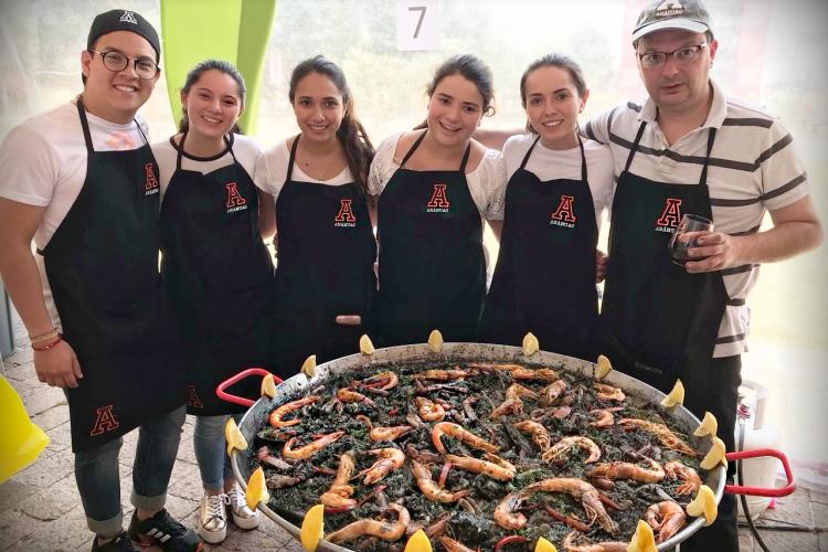 El equipo integrado por alumnos del Campus Sur y un egresado ganó el concurso con una paella negra de la región de Cataluña