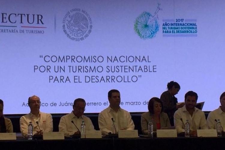 Nuestra Facultad se adhirió al “Compromiso Nacional por un Turismo Sustentable para el Desarrollo”, a través de la firma de esta declaratoria por parte de nuestro Director, Dr. Francisco Madrid Flores, en el marco del Tianguis Turístico Acapulco 2017.