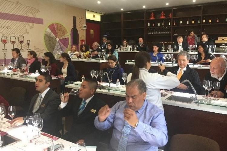 Como una actividad de vinculación entre miembros de la comunidad Anáhuac, la Facultad de Turismo y Gastronomía ofreció una cata por parte de la Denominación de Origen de La Rioja, el pasado 31 de mayo, en la que estuvo presente el Dr. Cipriano Sánchez García, Rector de nuestra Universidad.