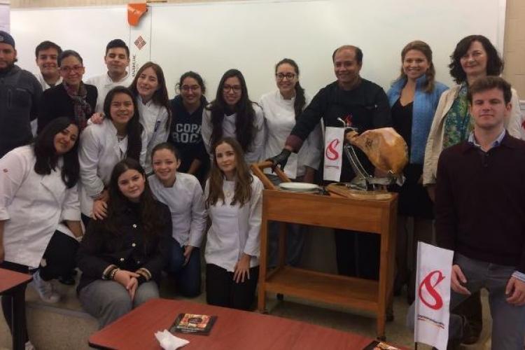 Dentro de las jornadas académicas ofrecidas por la Embajada de España en México, durante la semana del 7 al 11 de mayo en Campus Norte, se llevaron a cabo diversos talleres de corte de jamón serrano, así como catas de aceite de oliva y de vinos.