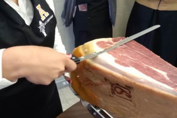 Corte de jamón serrano en las jornadas académicas de España en la Facultad