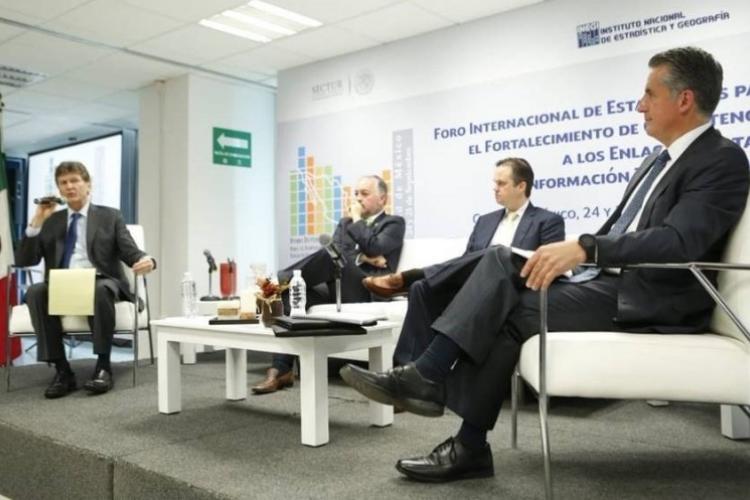 El Dr. Francisco Madrid participando en un foro de estadísticas