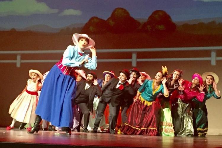 Las Maestras Charyn López, Claudia Córdova e Ileana Olvera, participarón junto con un grupo de 100 madres de familia en la presentación de la obra de teatro "Mary Poppins".