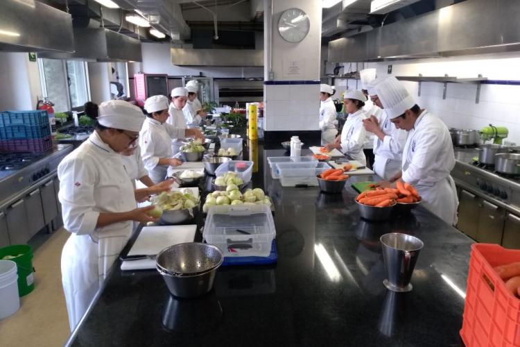 La Facultad de Turismo y Gastronomía y Le Cordon Bleu participaron nuevamente con La Tablée des Chefs en la producción de casi 4,000 porciones de comida.