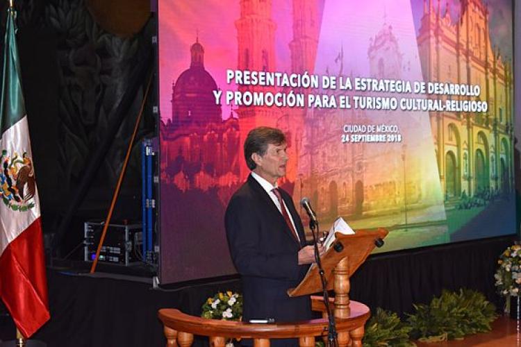 El Secretario de Turismo presentando la estrategia de Turismo Cultural-Religioso