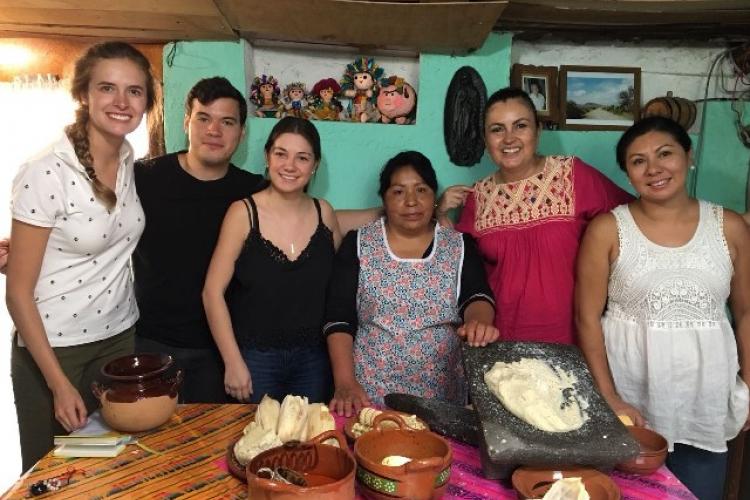 Tres alumnos de la licenciatura en Administración Turística: Andrea Estrada, Ricardo Palma y Sofía Renner, desarrollaron como proyecto emprendedor un taller gastronómico en el municipio de Ocoyoacac en el Estado de México para empoderar a la comunidad