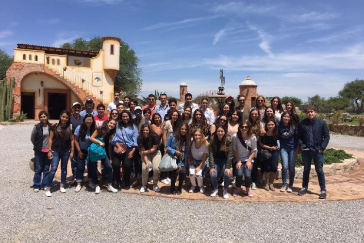 Los alumnos de que cursan la asignatura "Fundamentos de cata", impartida por las profesoras Nora Grillone y Berenice Madrigal, realizaron una visita al Viñedo Anáhuac (ubicado en los Viñedos Azteca) y a la Finca Sala Vivé Freixenet, el pasado miércoles 26 de abril.