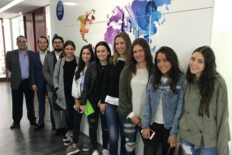 Alumnos realizando visita a las instalaciones de Travelport