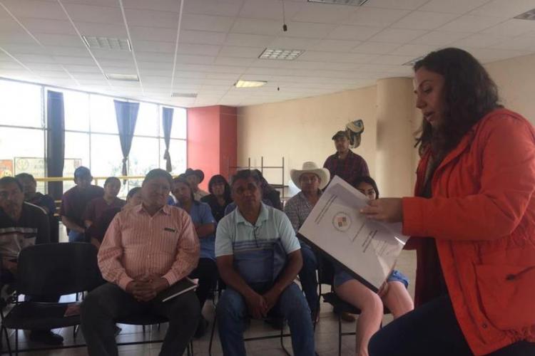 En nombre de 4 equipos de alumnos que cursaron la materia integradora durante el semestre agosto-diciembre 2016, la Mtra. Varenka González Albin, Coordinadora del área Económico-Administrativa de la Facultad, entregó los proyectos de autogestión diseñados para apoyar a comunidades de la zona rural de la CDMX. 