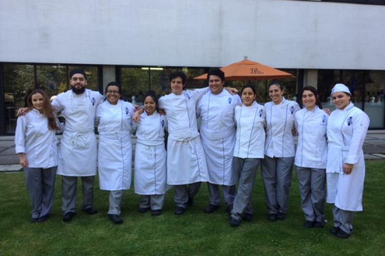 El pasado sábado 17 de febrero, 10 alumnos de la Licenciatura en Gastronomía (cinco alumnos de cada Campus: norte y sur) participaron en la semifinal del concurso Culinary Clash 2018, evento realizado en las instalaciones del Campus Sur.