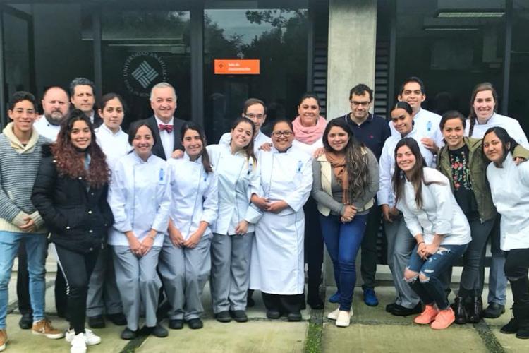  Nuestros alumnos convivieron de manera cercana con el Chef Ejecutivo del restaurante “El Serbal” y estrella Michelin, quien les compartió su experiencia. 