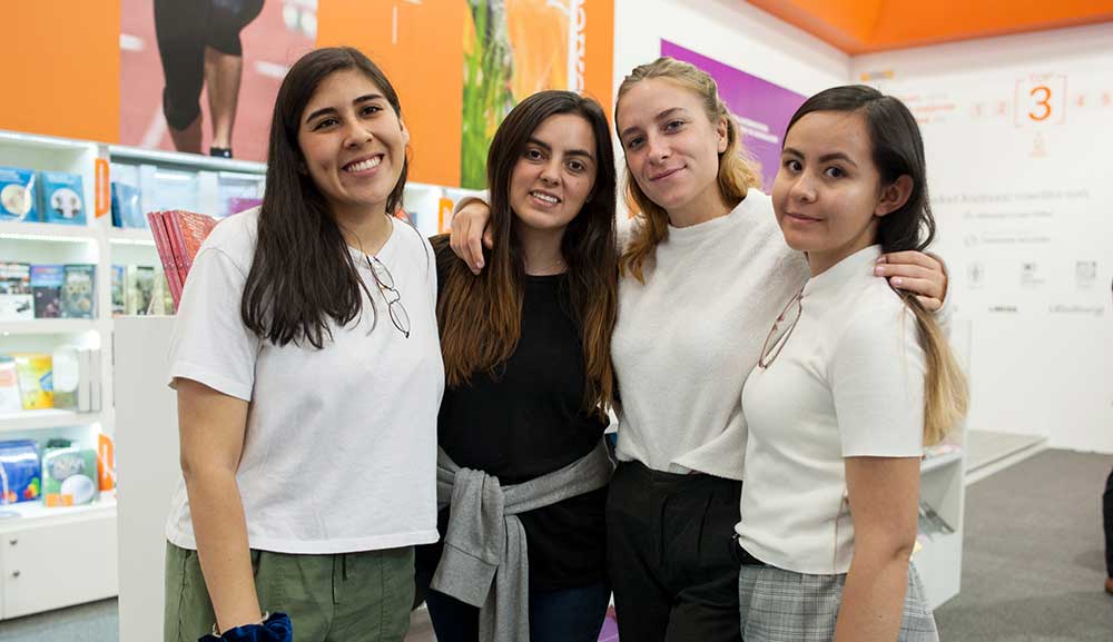 Alumnas de nuestra Escuela de Lenguas presentes en la FIL Guadalajara